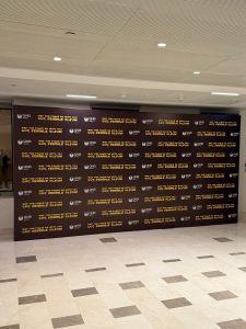 Baskılı Backdrop Kiralama | İstanbul İçi Hızlı Kurulum ile Etkinliklerde Profesyonel Görünüm 4 240f41ae 201e 4baf bcfb 14aa42326ff6